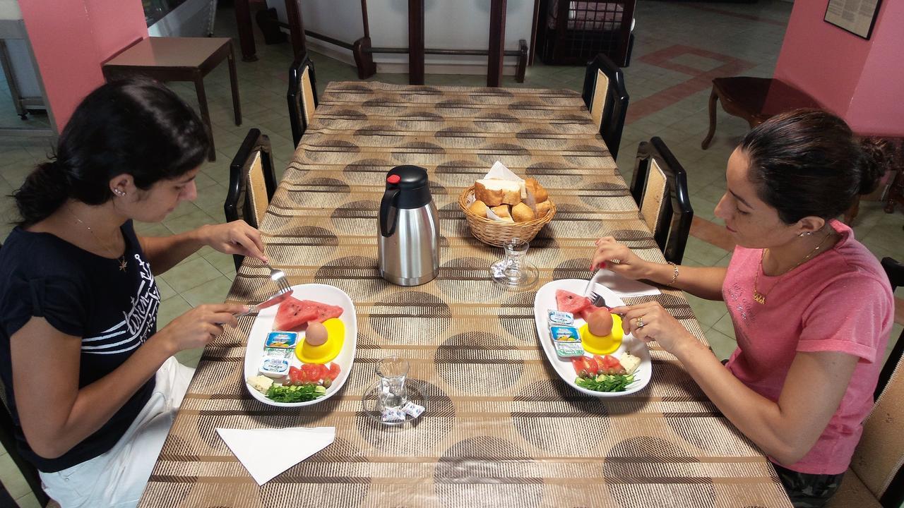 Kasgar Court Hotel Ayvaryara Buitenkant foto
